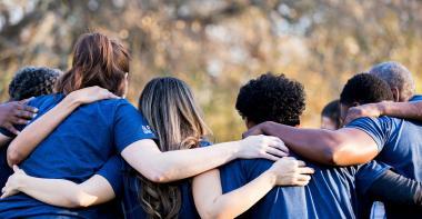 Un groupe de gens s'entraide