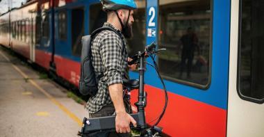Un homme rentre dans les transports avec son vélo