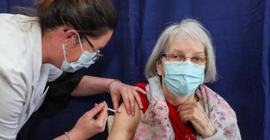 Une personne âgée vaccinée par un médecin