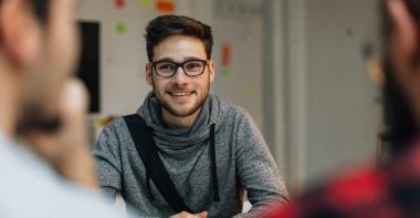 Un jeune homme à un entretien d'embauche