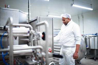 Un fromager dans sa laiterie