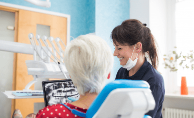 Un dentiste et son patient dans un cabinet dentaire