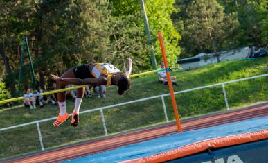 Une sportive en saut en hauteur dans un stade d'athlétisme