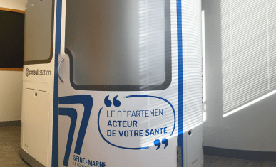 Extérieur d'une cabine de téléconsultation en Seine-et-Marne