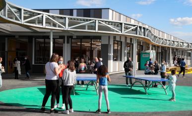 Des collégiens jouent dans la cour de récréation du Collège Marthe Simard de Villeparisis