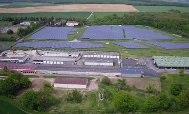 Vue du ciel sur la centrale solaire de Sourdun