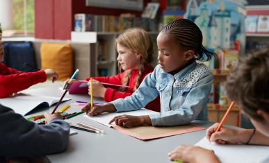 Un groupe d'enfants font du coloriage