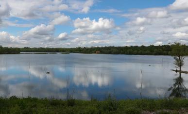 Vue sur le plan d'eau de Tribardou