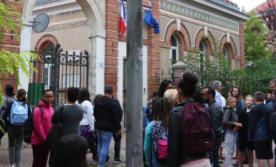 Des élèves sont groupés devant l'entrée du lycée Jacques Amyot