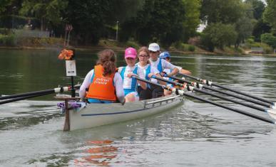 Equipe de jeunes sur un canoë