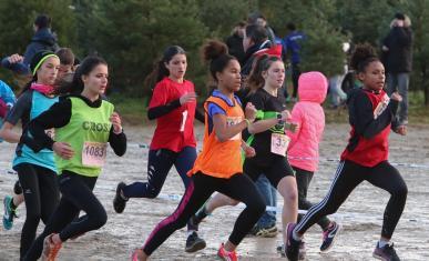 Jeunes filles en train de faire un cross