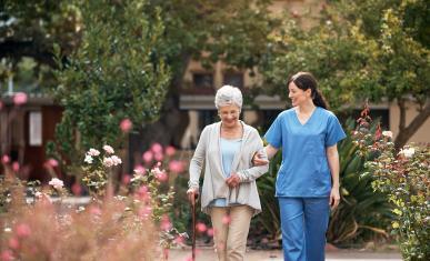 Infirmière et senior qui se promènent