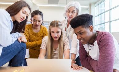 Adolescents derrière un ordinateur