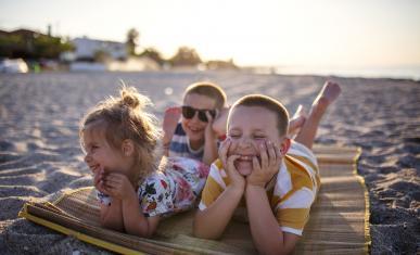 Des enfants sur la plage insouciants