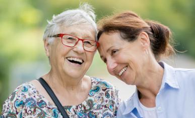 Deux femmes, l'une âgée et l'autre plus âgée, rient de bon coeur