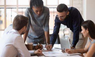 Un groupe de jeunes actifs autour d'une table en train de travailler