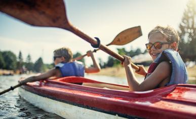 Jeune garçon faisant du canoë