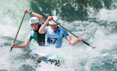 Deux sportifs sur un canoë