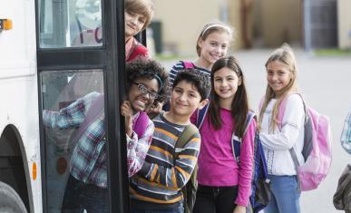 Enfants qui rentrent dans un bus