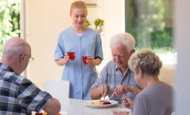 Infirmière et seniors qui mangent