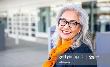 Femme d'un âge moyen très simplement apprêtée et souriante