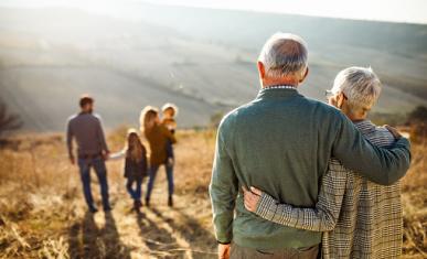 Une famille regardant un paysage