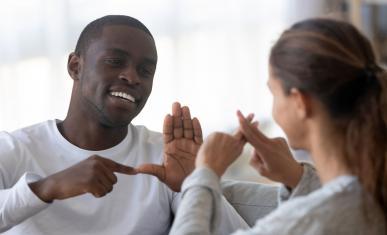 Un homme et une femme parlant en langue des signes