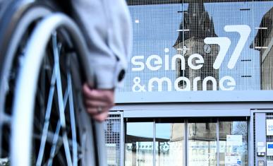 Une personne dans un fauteuil roulant