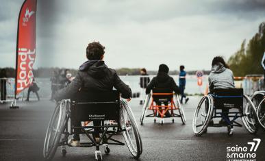 Des enfants sur fauteuil roulant
