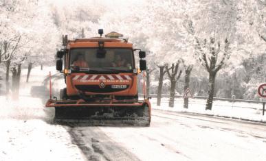 Camion de déneigement sur route enneigée