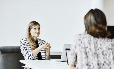 Deux femmes discutent