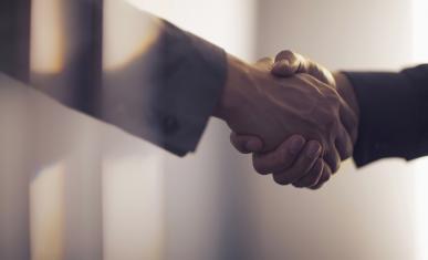 Une poignée de main