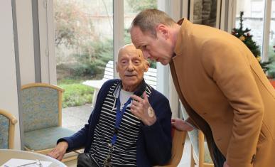 Un homme parle avec une personne âgée
