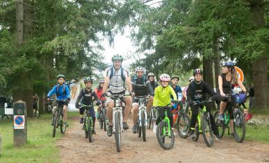 Une famille à vélo pendant la ronde à vélo 2021