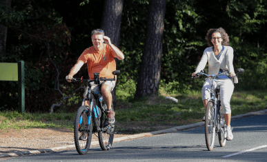 Deux personnes font du vélos en forêt