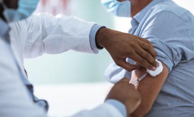 Un médecin vaccine une personne