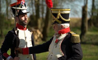 Deux hommes habillés en soldat de l'Empire