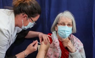Une personne âgée vaccinée par un médecin