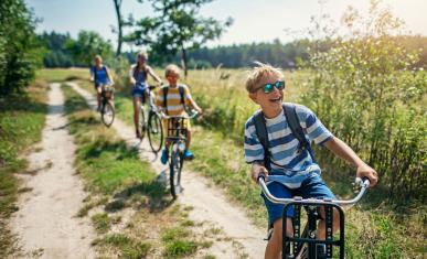 enfants sur des vélos dans la campagne