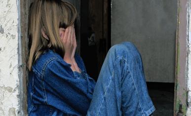 Une petite fille assise que pleure