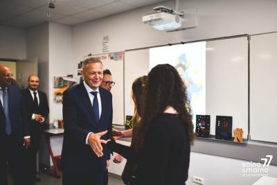 Christian Robache sert la main à une collégienne