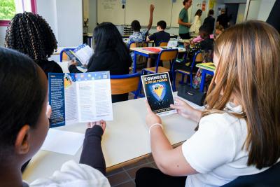 Des collégiens lisent un dépliant