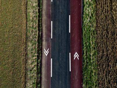 Route avec piste cyclable en pleine campagne