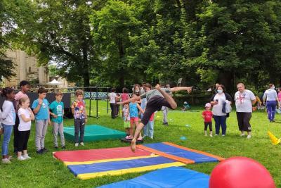 Des enfants regardent un spectacle