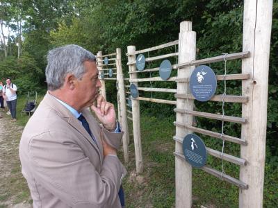 Jean-François Parigi regardant les nouveaux équipements du site naturel Les Olivettes