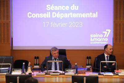 Le Président du Département de Seine-et-Marne prend la parole pendant une séance publique