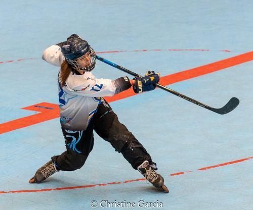 Aurore Gauthier jouant du hockey roller