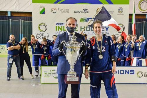 Aurore Gauthier et son équipe de roller hockey avec la coupe du monde