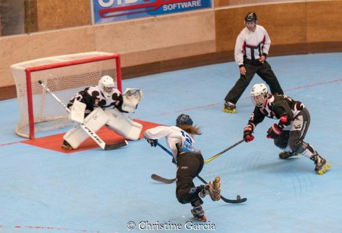 Aurore Gauthier jouant du hockey roller en équipe