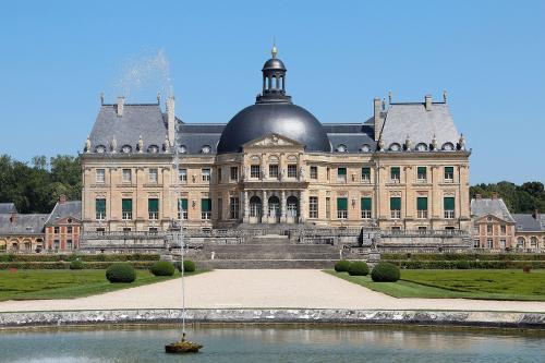 Façade du château de Vaux-le-Vicomte avec sa fontaine